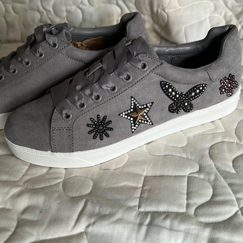 LIBBY EDELMAN. EMBELLISHED SNEAKERS. WOMENS SIZE 7. GRAY SUEDE